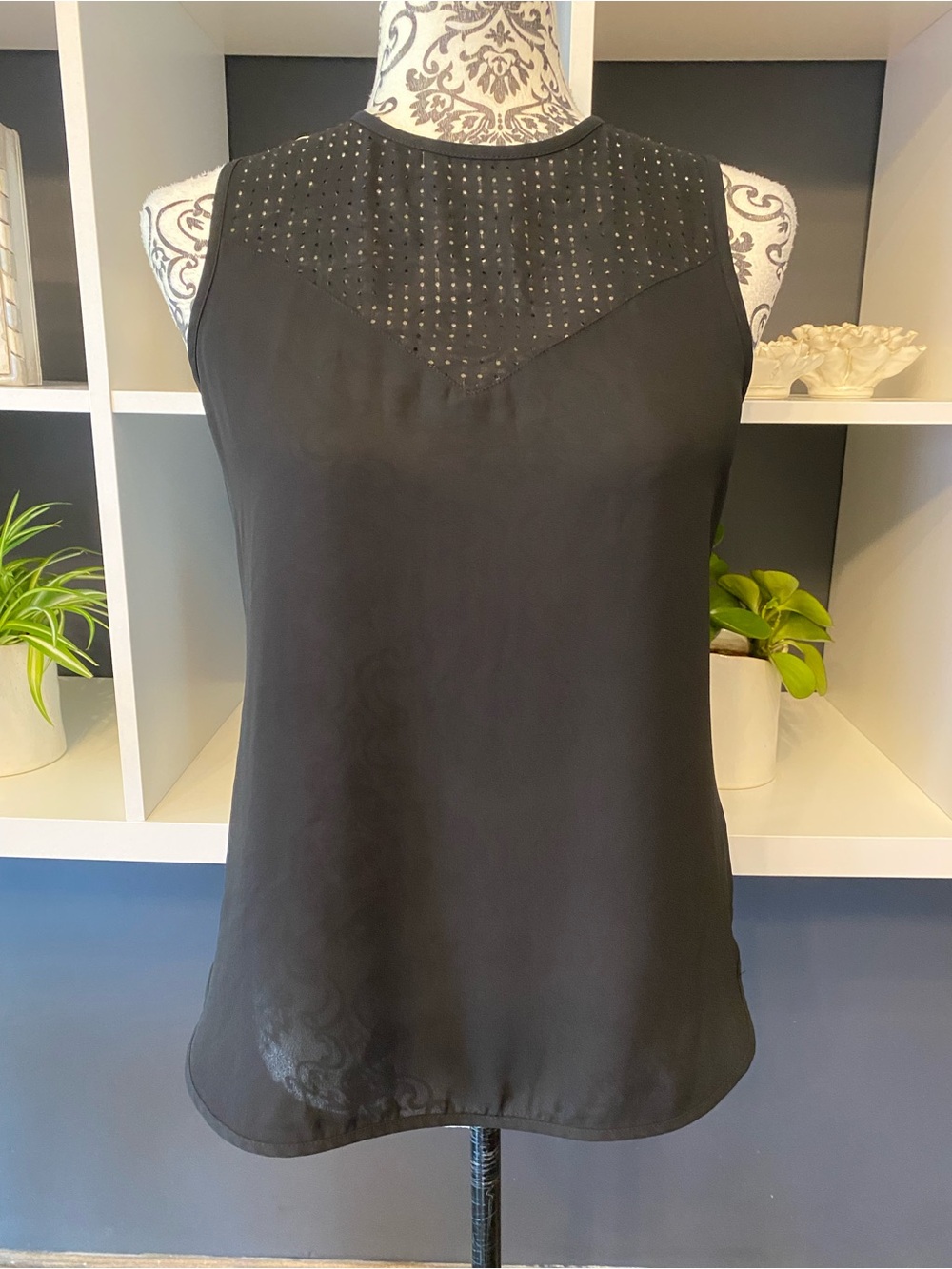 Banana Republic Black Sleeveless Perforated Yoke Tanktop Size Small